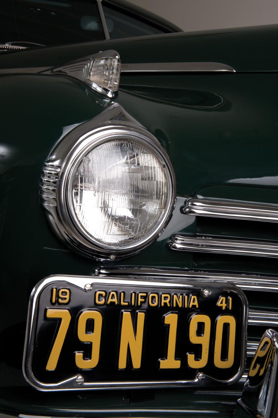 Детали экстерьера Chrysler Windsor Town & Country Station Wagon 1941 года  (фото 4 из 24)